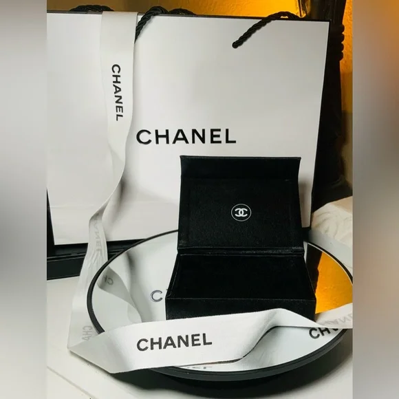 “Host Pick” VTG CHANEL COLLECTIBLE JEWELRY CASE - Picture 7 of 9